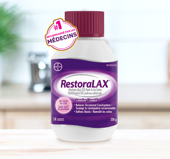 Gros plan en studio d’un flacon de 14 doses de poudre RestoraLAX®. Le flacon est blanc et violet avec un capuchon rouge et un sceau « marque la plus recommandée par les médecins » en haut à gauche. Le texte met en avant sa préparation sans goût ni grumeau.
